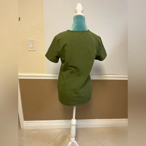 FIGS Casma Three-Pocket Scrub‎ Top Olive Green Women’s XS – Short Sleeve FIONx™ - Image 4