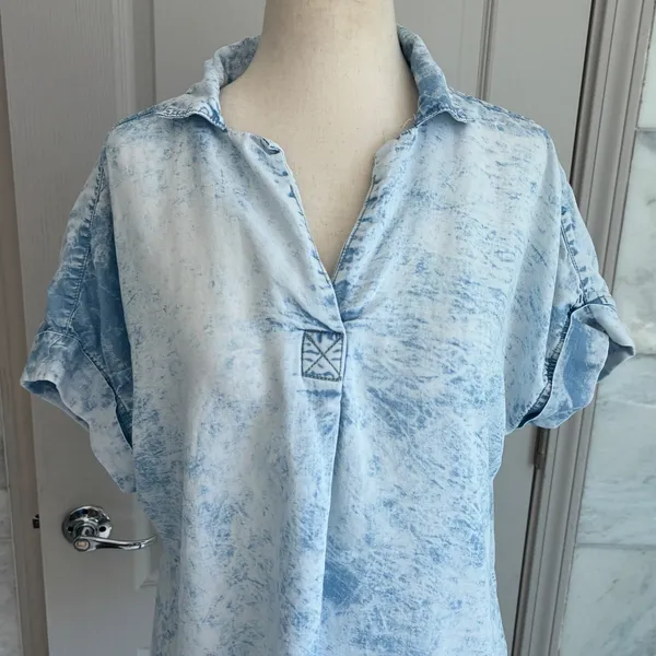 Thread & Supply Acid Wash Denim Look Tunic Top Lt Blue Short Sleeve V-Neck Relax - Image 7