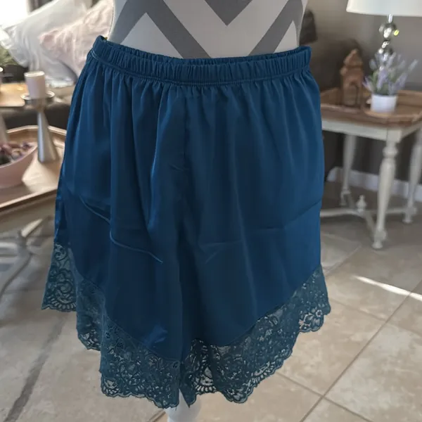 Turquoise silky cami & shorts lounge/sleep set - Image 3