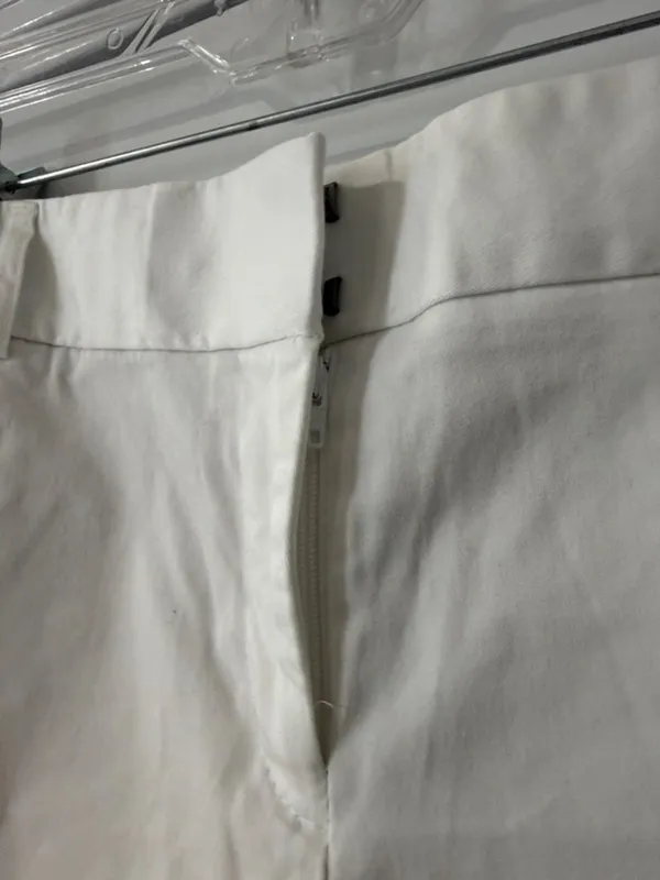 Express Women's Size 6 White Cuffed Chino Mid Rise Shorts Waist 99% Cotton - Image 2