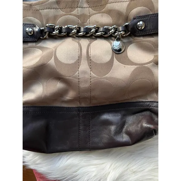 Stylish Coach Shoulder Bag with Chain Detail - Image 3