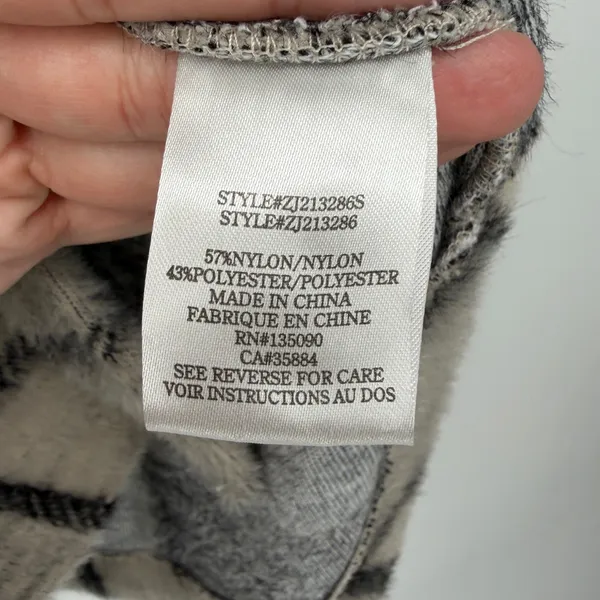 Z‎ SUPPLY Women Medium Gray Plaid Fuzzy Shacket Shirt Jacket Oversized - Image 6