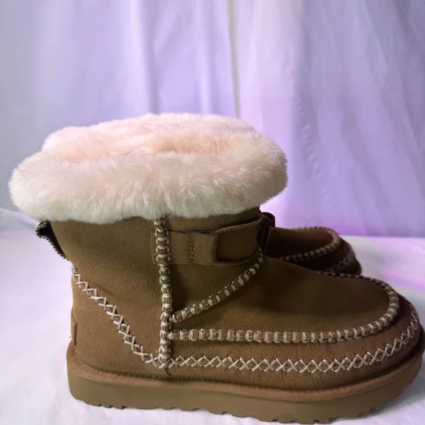 UGG Tan Winter Boots with Cream Fur - Image 5