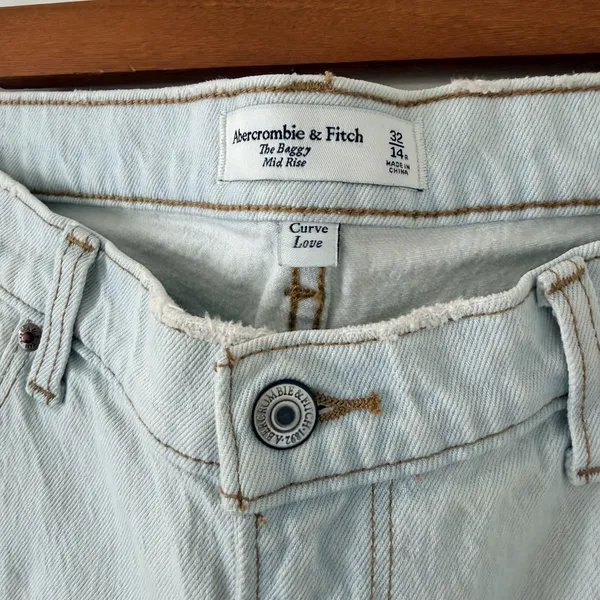 Abercrombie & Fitch Light Wash Mid Rise Baggy Jeans - Image 4