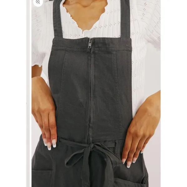 Free People Overall Shorts In dark grey featuring a zipper closure Size Medium - Image 5