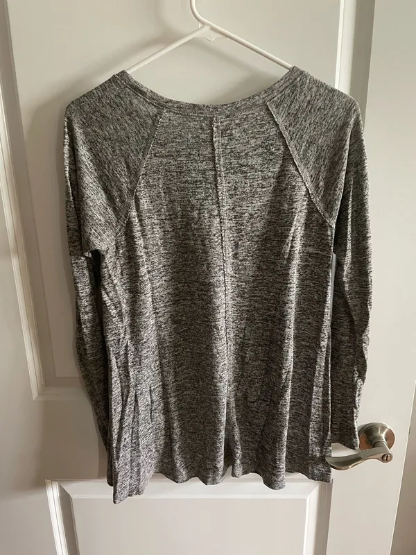 Hollister long sleeve gray top - size medium  - Image 3
