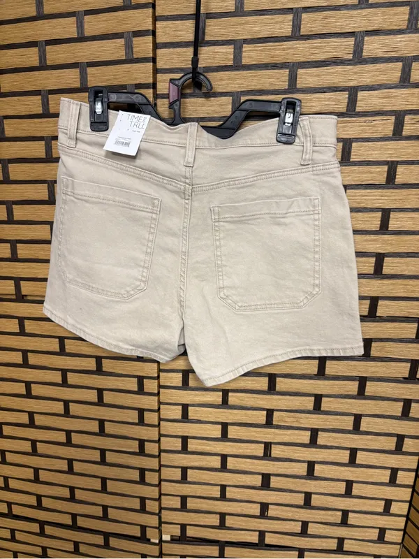 Time and tru khaki patch pocket shorts size 10 Tan - Image 2