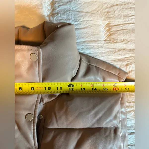 Abercrombie & Fitch Women's Camel Puffer Vest size XS - Image 6
