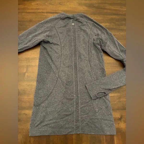 Lululemon Swiftly Tech Long Sleeve Shirt Top Women’s 6 Gray Thumb Holes - Image 3