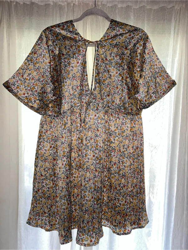Lulu’s Express Yourself floral Dress Satin material NWOT size Large boho - Image 6