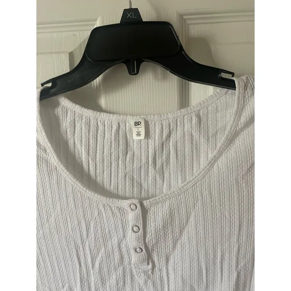 BP White short sleeve crop top textured with simple knit pattern. A15 - Image 2