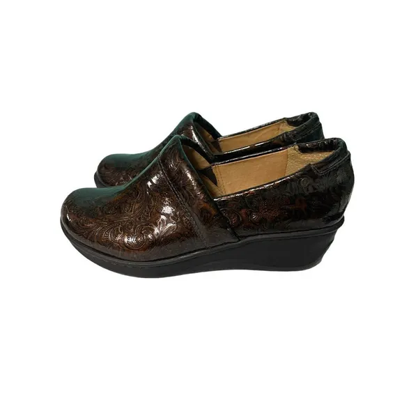 Elegant Embossed Leather Clogs Slip-On Comfort Shoes Brown S-77‎ - Image 4