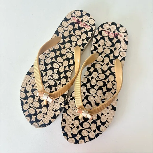 COACH Signature C Flip Flops Sandals Women’s Size 5-6 Tan Gold Metal Bow - Image 5
