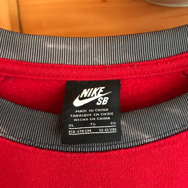 Nike ESSENTIAL RED/BLACK  GRAPHIC SWEATSHIRT PULLOVER - Image 3