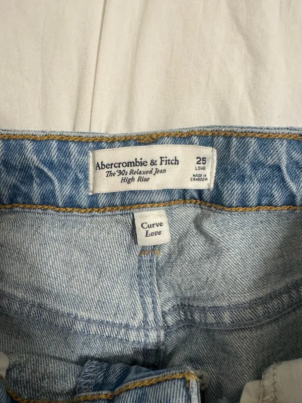 Abercrombie High-Rise Mom Jeans Curve Love - Image 2
