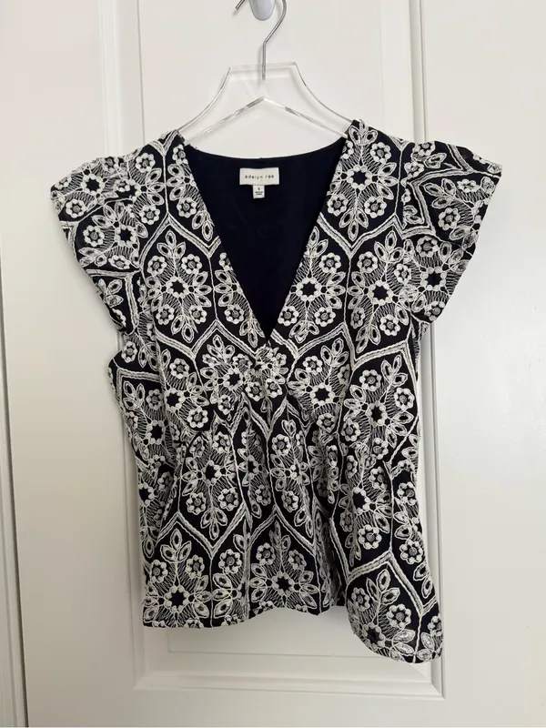 ADELYN RAE‎ Seriana Embroidered Top Navy and White Flutter Sleeves Small - Image 3