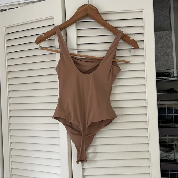 SKIMS FITS EVERYBODY SQUARE (G21) NECK BODYSUIT in Sienna. Size XS NWT - Image 2