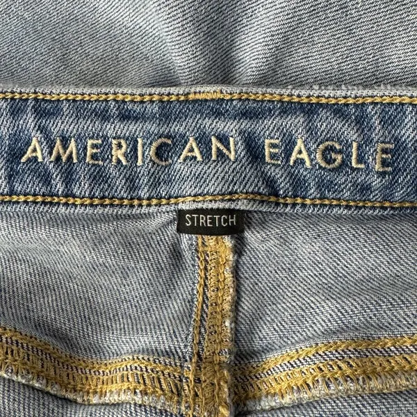 American Eagle SZ 10 SHORT Mom Jeans Distressed Hi-Rise Zip-Fly Light Wash Blue - Image 9