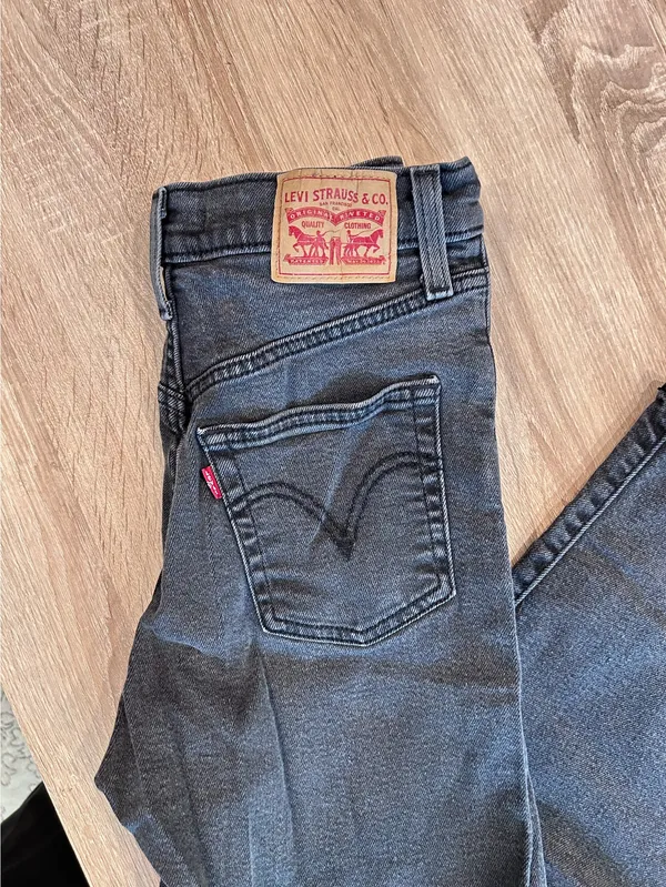 Black Levi’s Ribcage Straight Ankle Jeans - Image 4