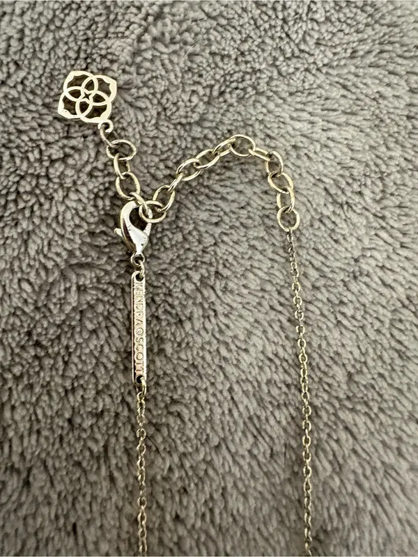 Kendra Scott Ari Heart Pendant Necklace features a unique watercolor in gold - Image 3