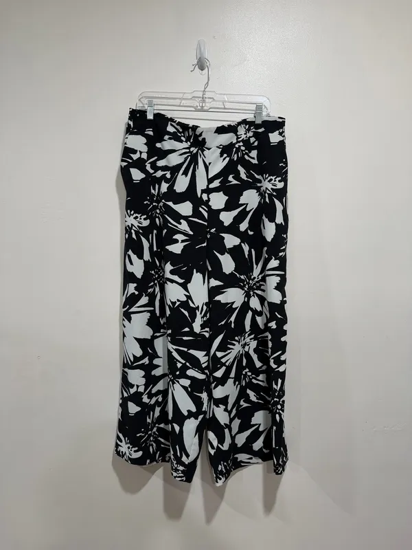 Nine West Black White Floral Wide Leg Crop Pants Size XL - Image 2