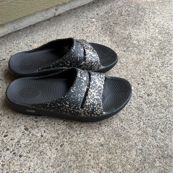 Like New Unisex OOFOS OOahh Luxe Slide sandals in a limited edition W11 - Image 3