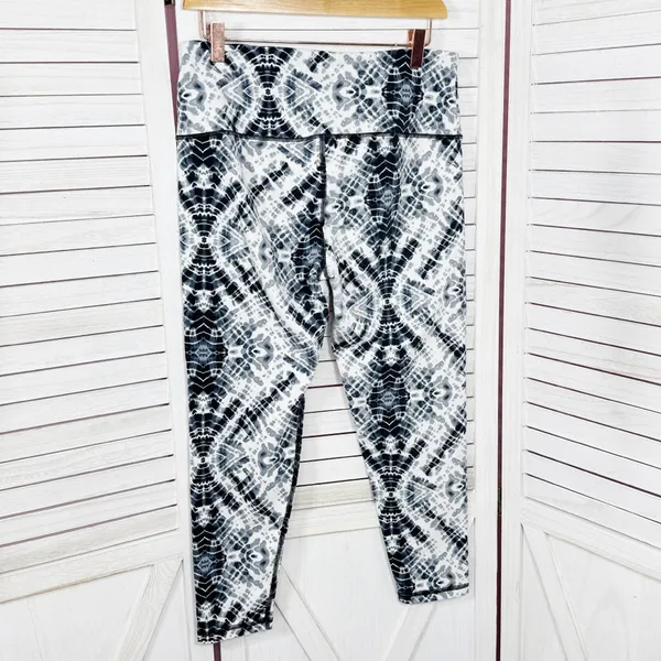 Victoria’s Secret Sport Tie Dye‎ Crop High Waist Leggings Black White Large - Image 3