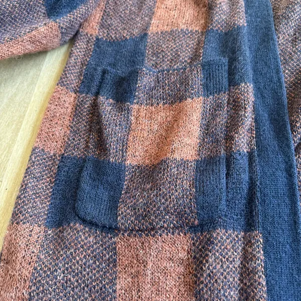 American Eagle Plaid Oversized Navy and Rust Open Cardigan - Image 4