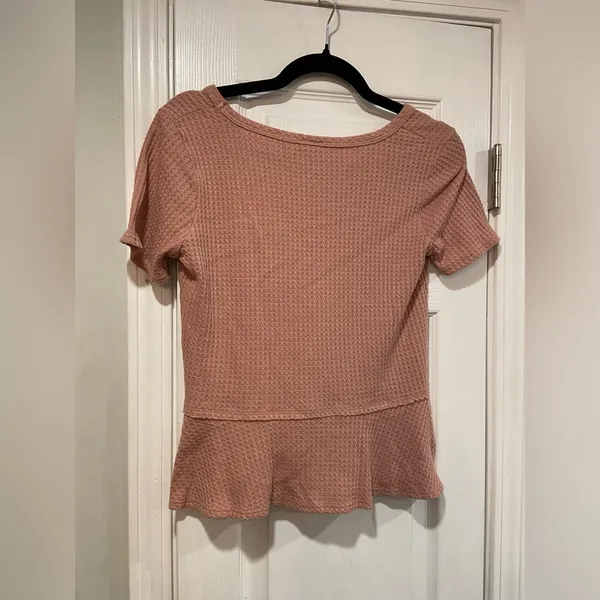 Paper Crane Size S Pink Waffle Knit V Neck Short Sleeve Ruffle Hem Peplum Top - Image 8