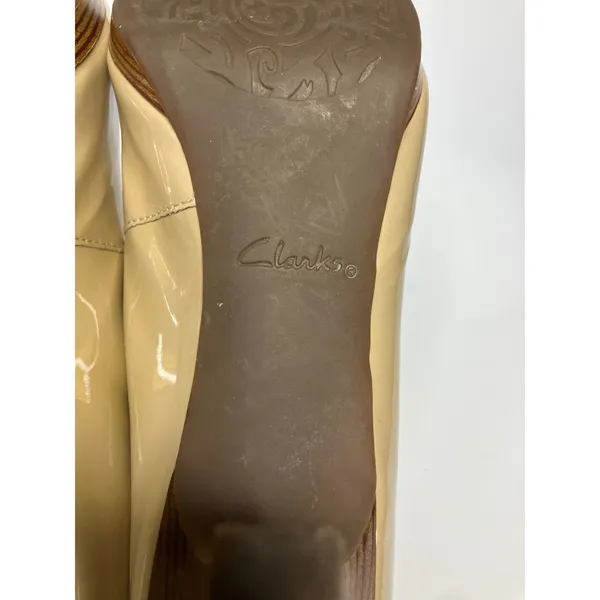 Clarks Artisan‎ Pumps Womens 8.5 Nude Beige Good Patent Leather Round Toe Heel - Image 8