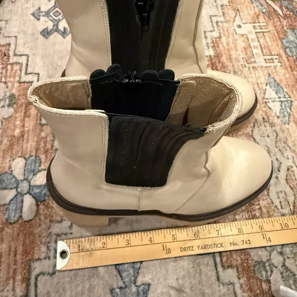Free People James Chealsea Cream leather and Black Heeled Boots size 7 - Image 10