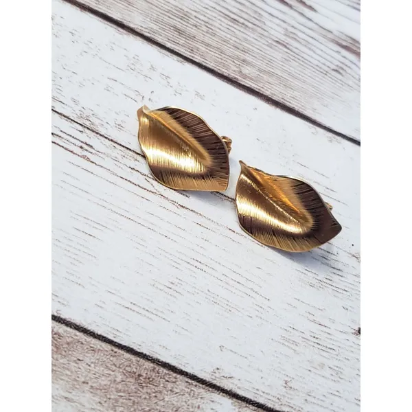 Vintage Clip On Earrings - Gold Tone 3D Leaf Just Over 7/8" - Image 2