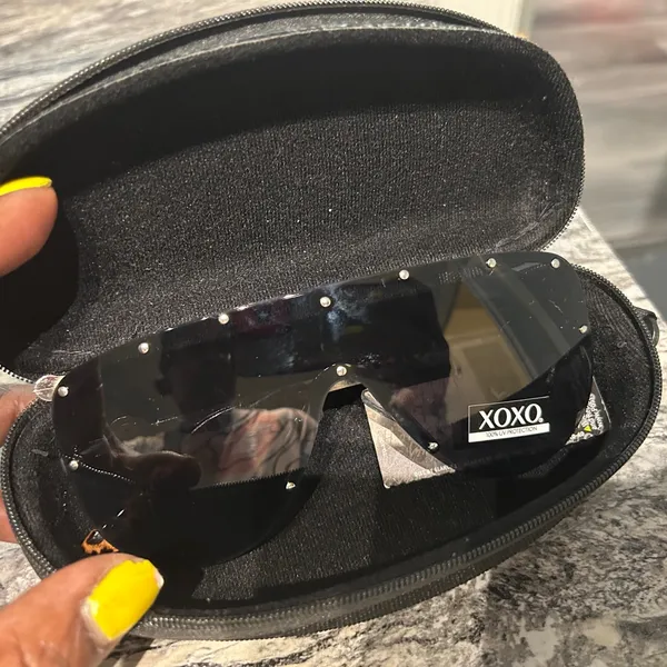 XOXO Stylish Black Sunglasses - Image 6