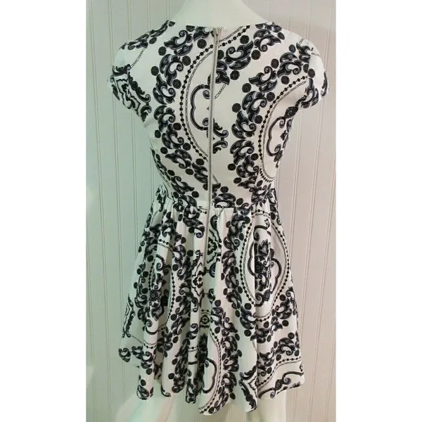 LULU'S DRESS ZIP BACK CAP SLEEVE SIZE SMALL - Image 2