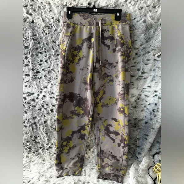 1049. Lululemon Scuba High-Rise Orbital Tie Dye Mauve Grey sz 6 - Image 3