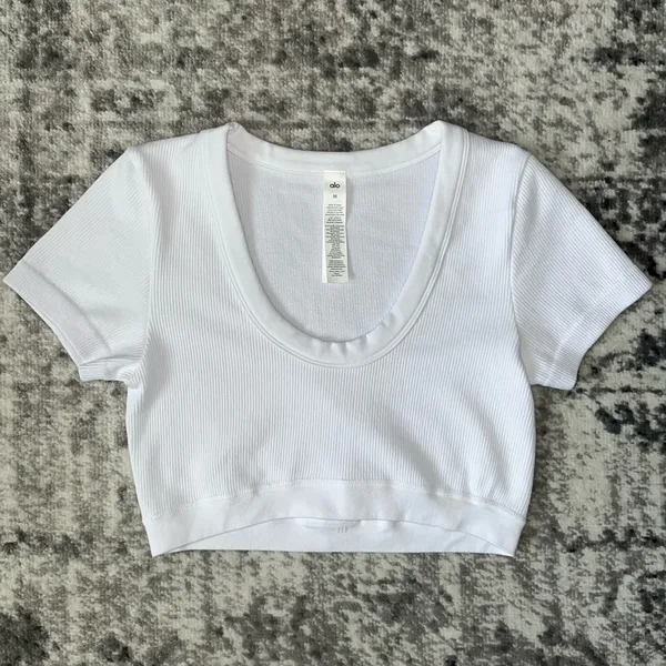 Alo Seamless Ribbed Cropped Serene Short Sleeve - Image 3