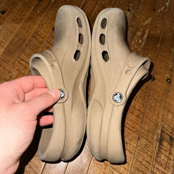 Crocs tan closed toe washable 8/10 rubber slip on clogs - Image 4