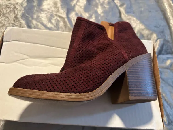 Western suede boots size 7 burgundy suede zip on side.. booties Red - Image 2
