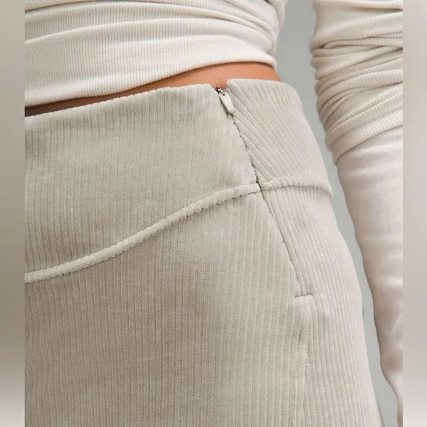 Lululemon Scuba NWT Mid Rise Mini Skirt Womens Velvet Cord Size 10 Riverstone - Image 4