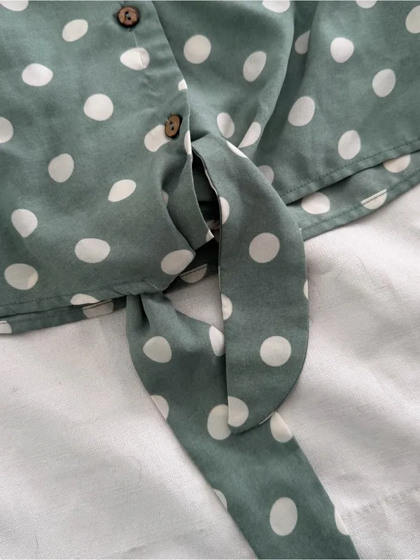 Very J Polkadot button up tie front blouse size medium - Image 4
