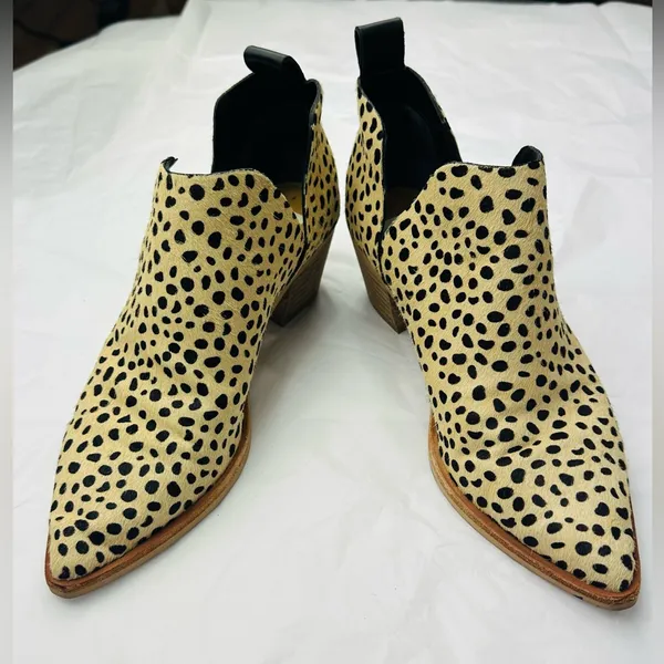 Dolce Vita Black and Cream Ankle Booties - Image 4