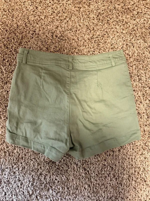 Green shorts Size M - Image 2