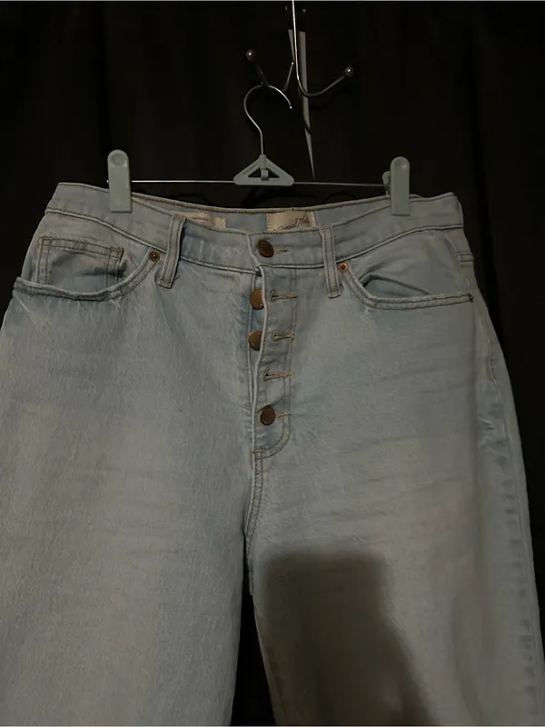 Universal Threads Light Blue Distressed High-Rise Women’s Jeans - Image 5