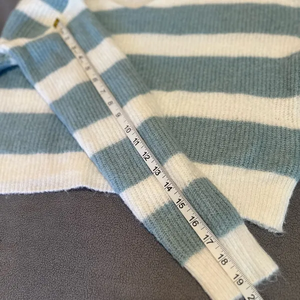 Uncharted Threads Sz: M Cropped Dusty Blue White Striped Vneck Pullover Sweater. - Image 5