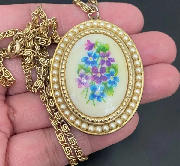 Vintage AVON Gold-tone Oval Floral Faux Pearl Locket Pendant 24” Necklace 33g - Image 3