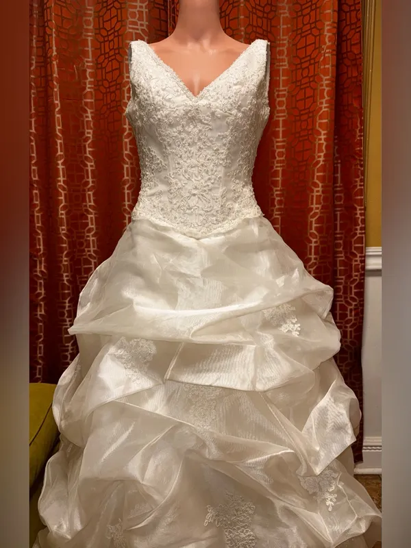 Demetrios Vintage Inspired Lace Ball Gown Wedding Dress Size 6 - Image 2