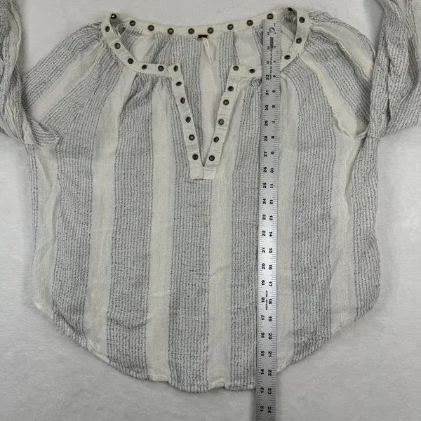 Free People White Grey Metallic‎ Striped Grommet Split Neck Blouse Top Womens M - Image 4