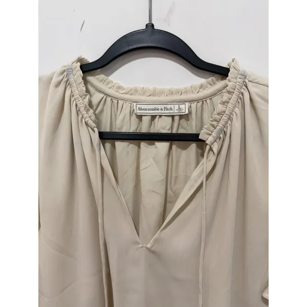 Abercrombie & Fitch Cream Ruffle Neck Flutter Sleeve Blouse Top Large Beige Boho - Image 2