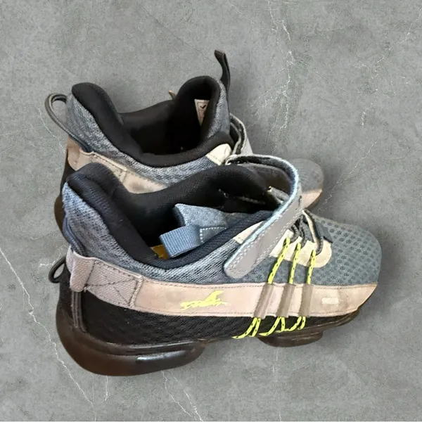 Vitike Athletic‎ Shoes Size 8 - Image 3
