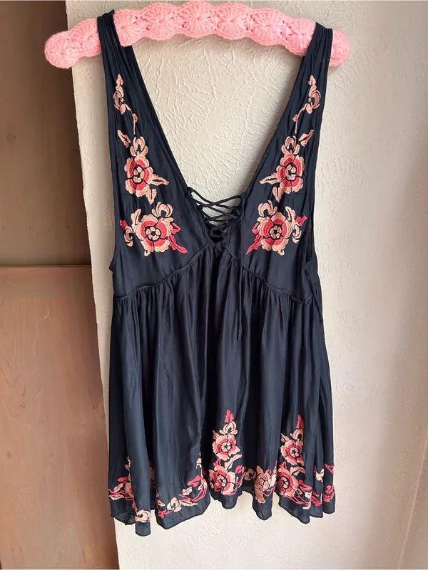 Free People Intimately Aida slip dress Vneck navy pink floral embroidered Small - Image 4